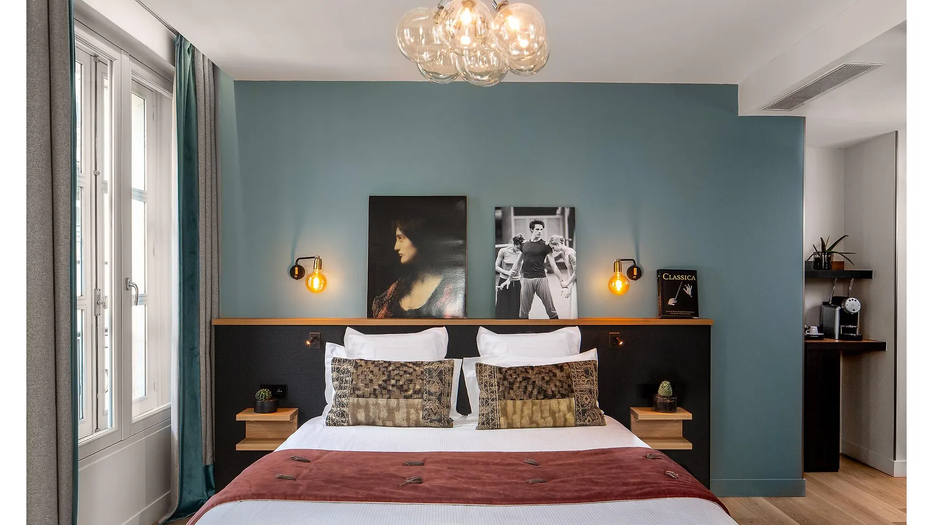 Lyric Opera Hotel 4*