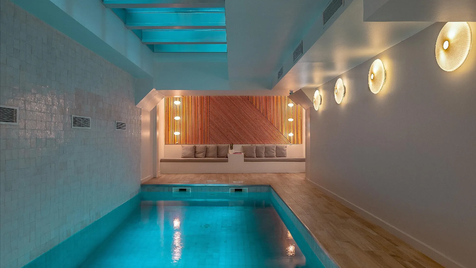 Lyric Opera Hotel 4*